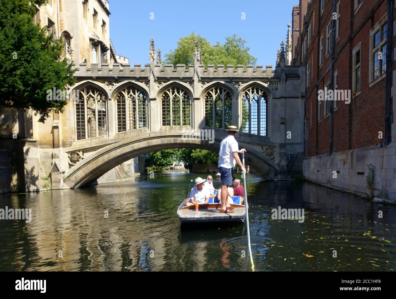 Cambridge, UK 31 luglio 2020: Punting lungo le spalle dei college sul fiume Cam a Cambridge Foto Stock