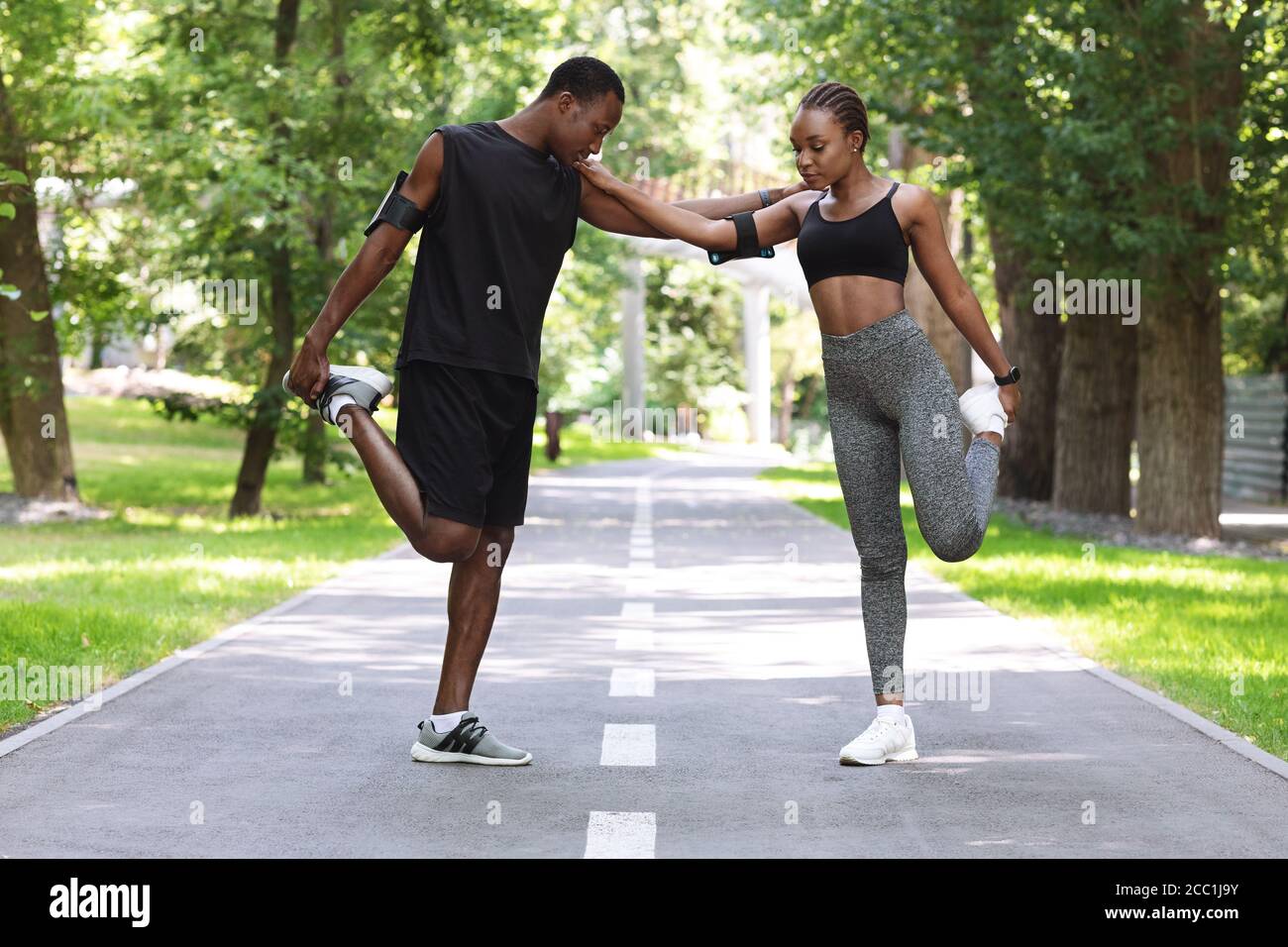 Allenamento in coppia. Fit coppie africane facendo allenamento fitness insieme nel City Park Foto Stock