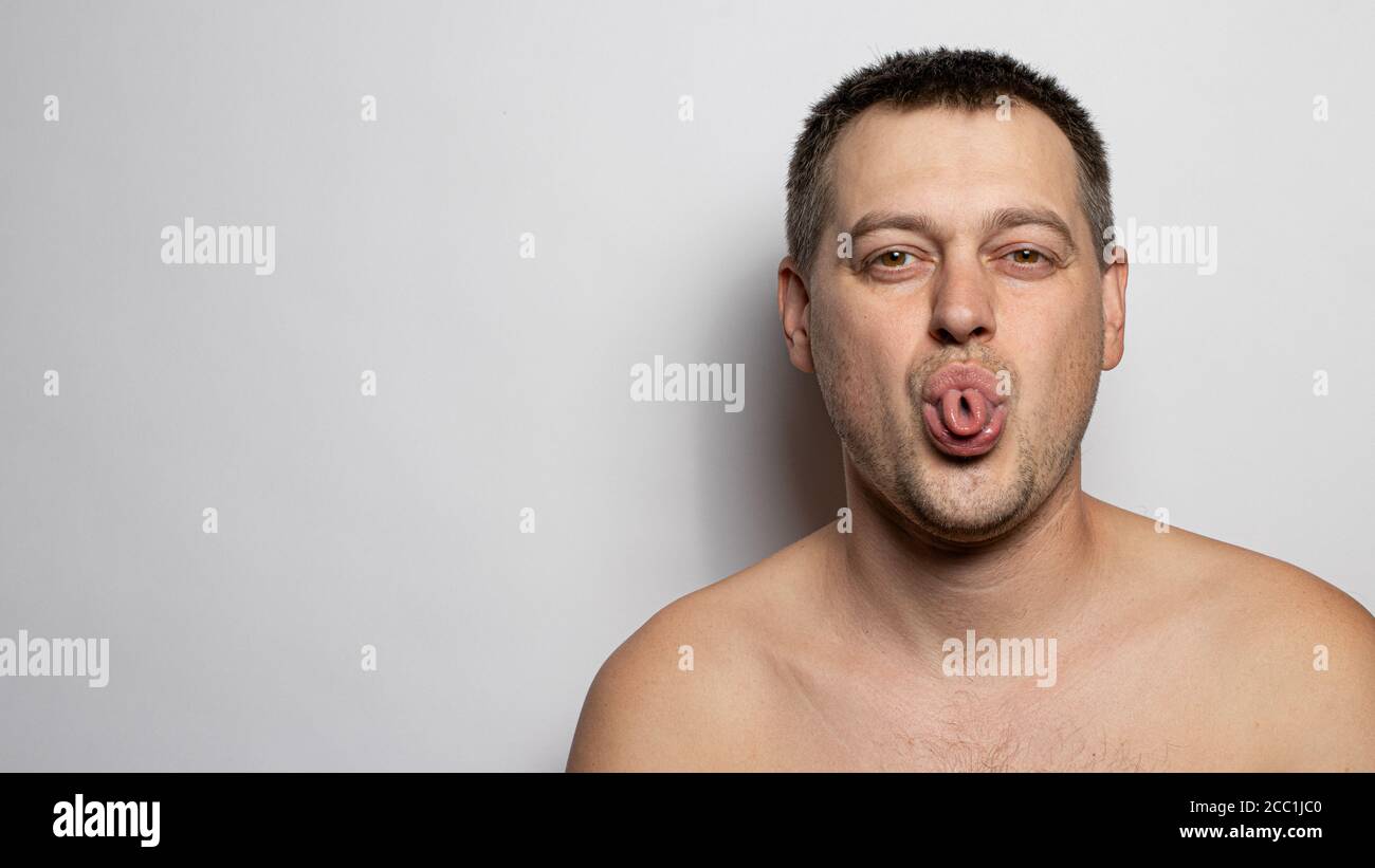 Banner divertente, l'uomo mostra la lingua Foto Stock