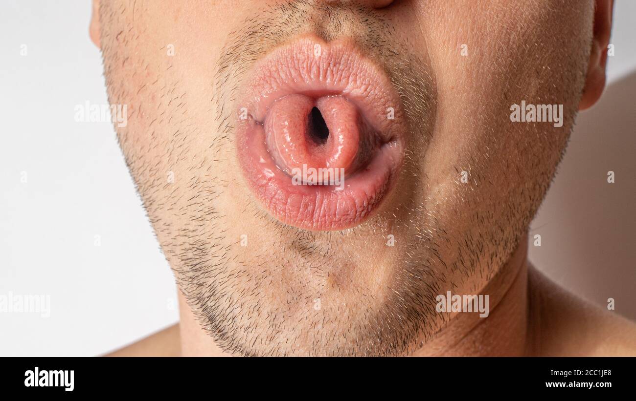 Banner divertente, l'uomo mostra la lingua Foto Stock