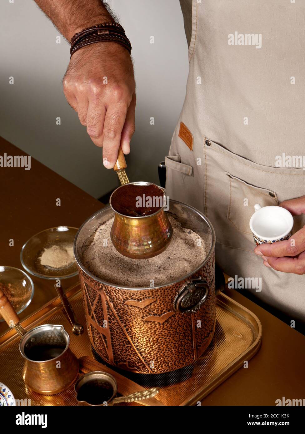Caffè turco tradizionale estratto in sabbia riscaldata. Processo