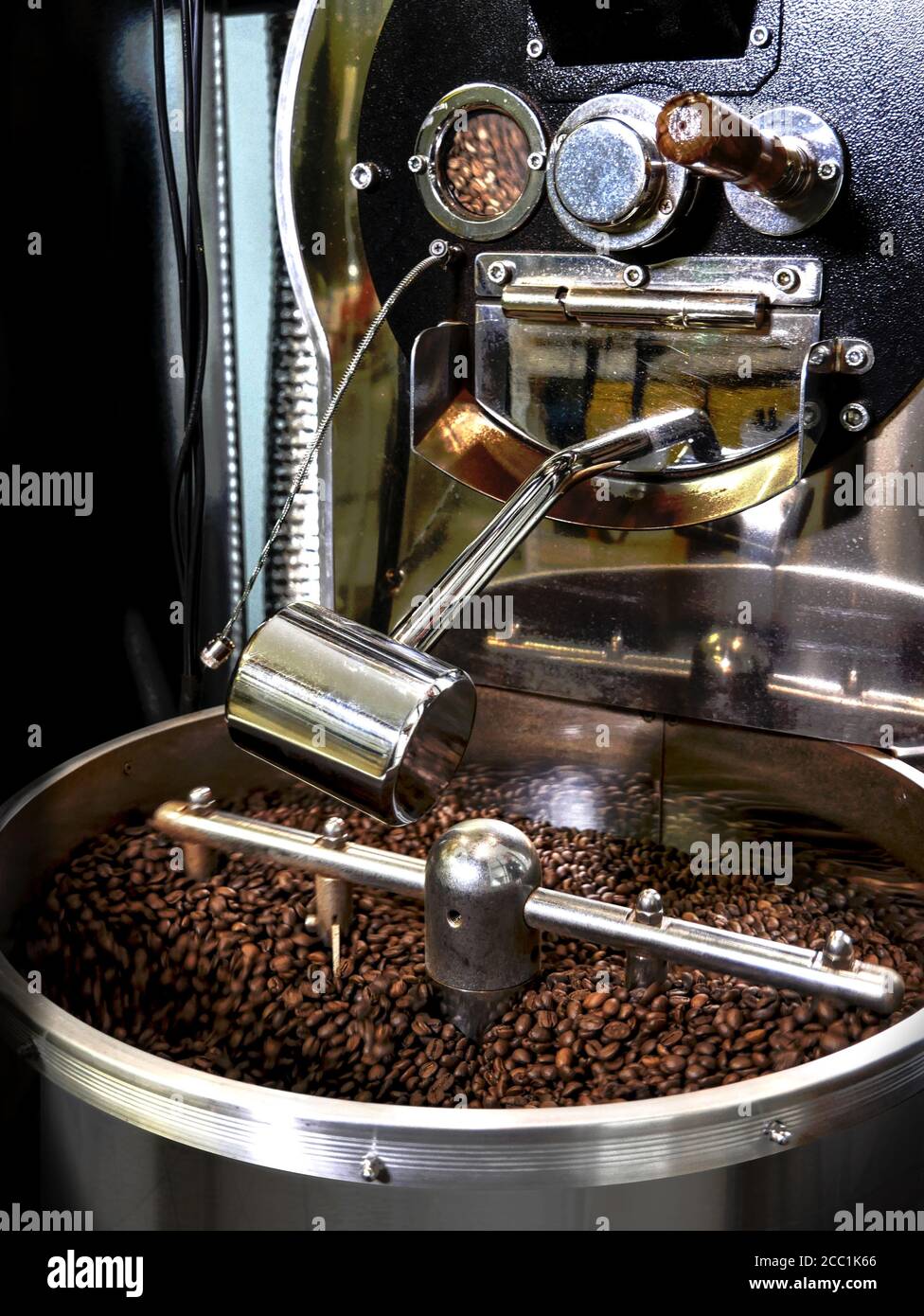 Torrefazione del caffè. Primo piano sui chicchi di caffè. Foto Stock