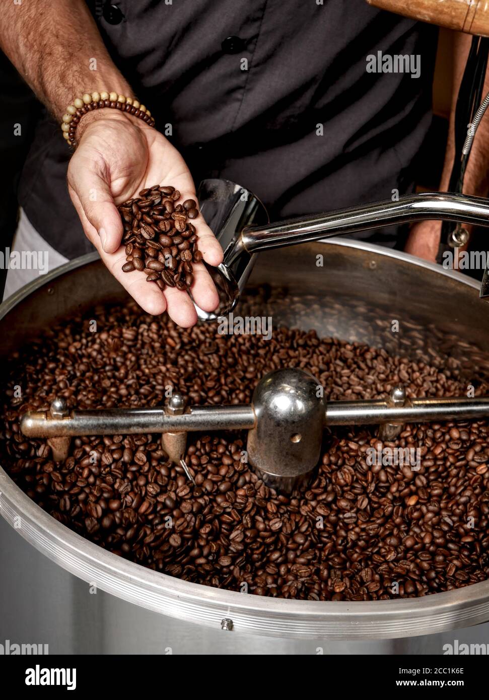 Torrefazione del caffè. Primo piano sui chicchi di caffè. Foto Stock