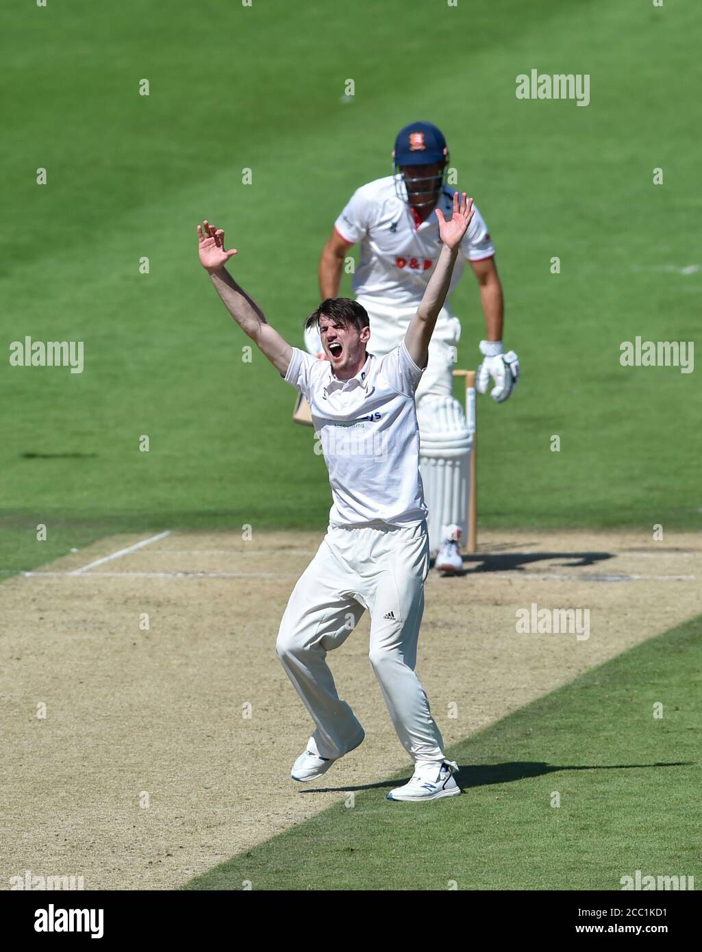 Hove UK 17 agosto 2020 - il bowler del Sussex George Garton festeggia come intrappola Alastair Cook dell'Essex LBW per 20 corse durante il 3° giorno della partita di cricket del Bob Willis Trophy tra Sussex ed Essex che si svolge a porte chiuse senza tifosi che partecipano al 1° Centro Terra della contea a Hove : Credit Simon Dack / Alamy Live News Foto Stock