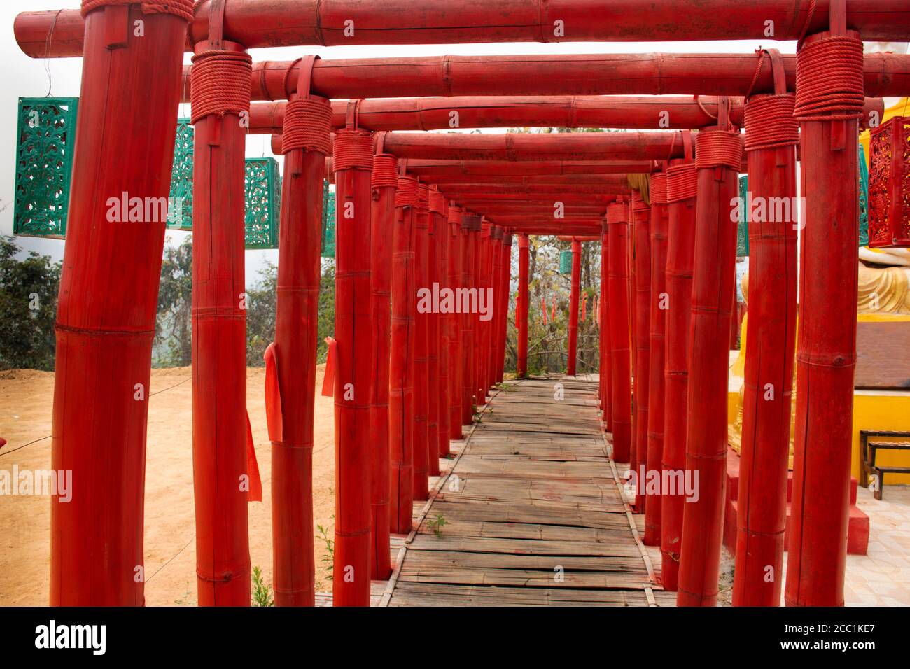 Torii rosso di legno e su Tong Pae ponte di bambù in Wat Phu SA ma tempio a Ban Kung mai Sak Villaggio a Pai città per i thailandesi e viaggiatori stranieri t Foto Stock