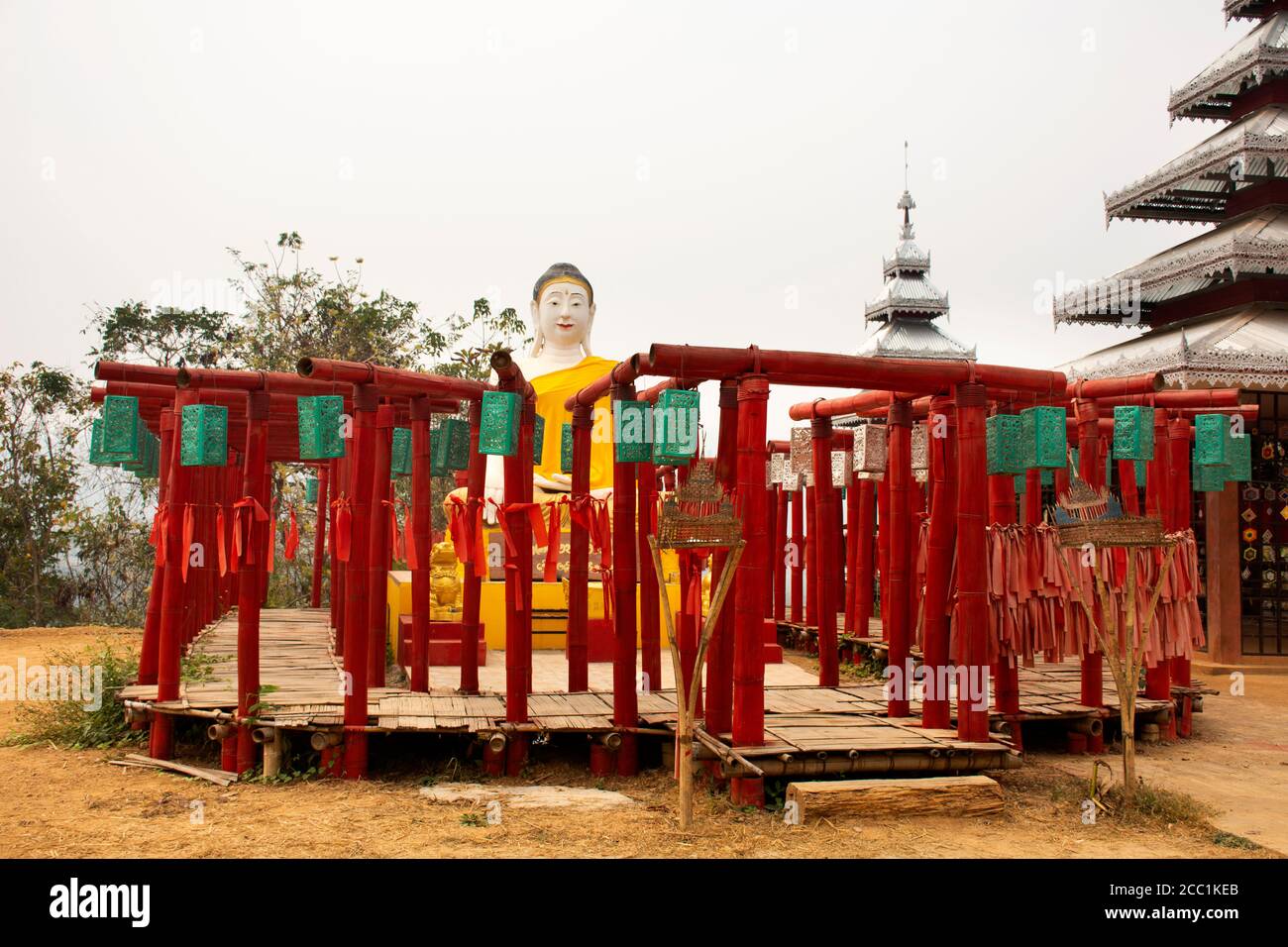 Grande statua del buddha e Torii rosso in Wat Phu SA Ma con su Tong Pae ponte per la gente tailandese e. I viaggiatori stranieri visitano RESPECT pregando al Pai Whi Foto Stock