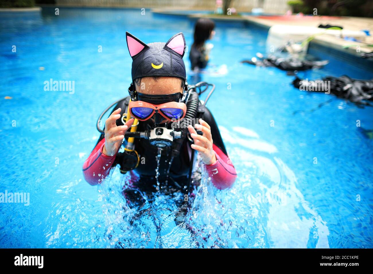 Guiyang, provincia cinese di Guizhou. 17 agosto 2020. Un apprendista impara le immersioni subacquee in un club a Guiyang, capitale della provincia di Guizhou, nel sud-ovest della Cina, 17 agosto 2020. Mentre le immersioni subacquee diventano popolari in alcune città di Guizhou, sempre più appassionati di immersioni iniziano a prendere corsi di formazione professionale per ottenere le certificazioni. Credit: Liu Xu/Xinhua/Alamy Live News Foto Stock