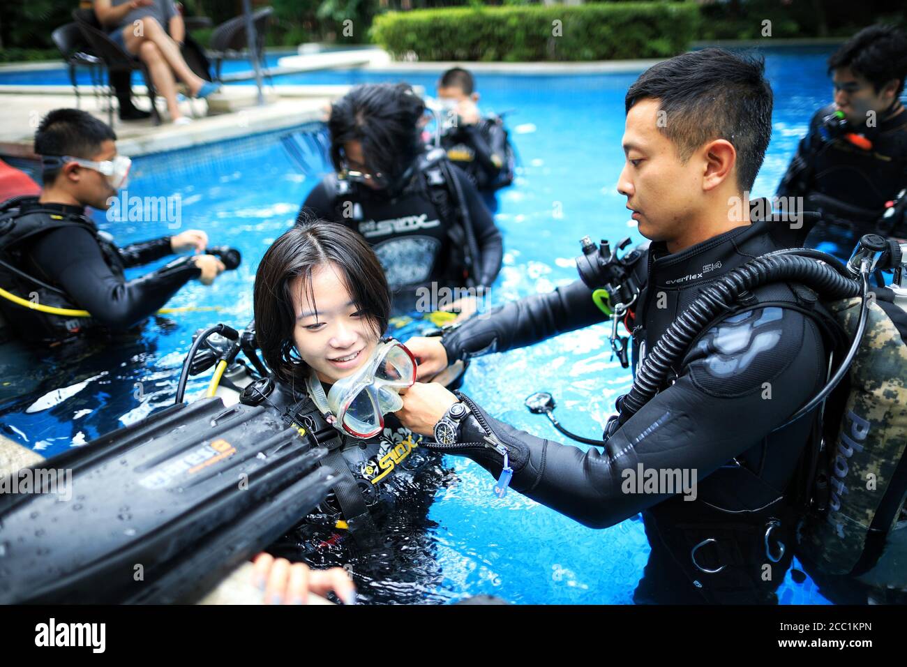 Guiyang, provincia cinese di Guizhou. 17 agosto 2020. Un istruttore di immersioni regola l'attrezzatura subacquea per un tirocinante a Guiyang, capitale della provincia di Guizhou, nel sud-ovest della Cina, 17 agosto 2020. Mentre le immersioni subacquee diventano popolari in alcune città di Guizhou, sempre più appassionati di immersioni iniziano a prendere corsi di formazione professionale per ottenere le certificazioni. Credit: Liu Xu/Xinhua/Alamy Live News Foto Stock