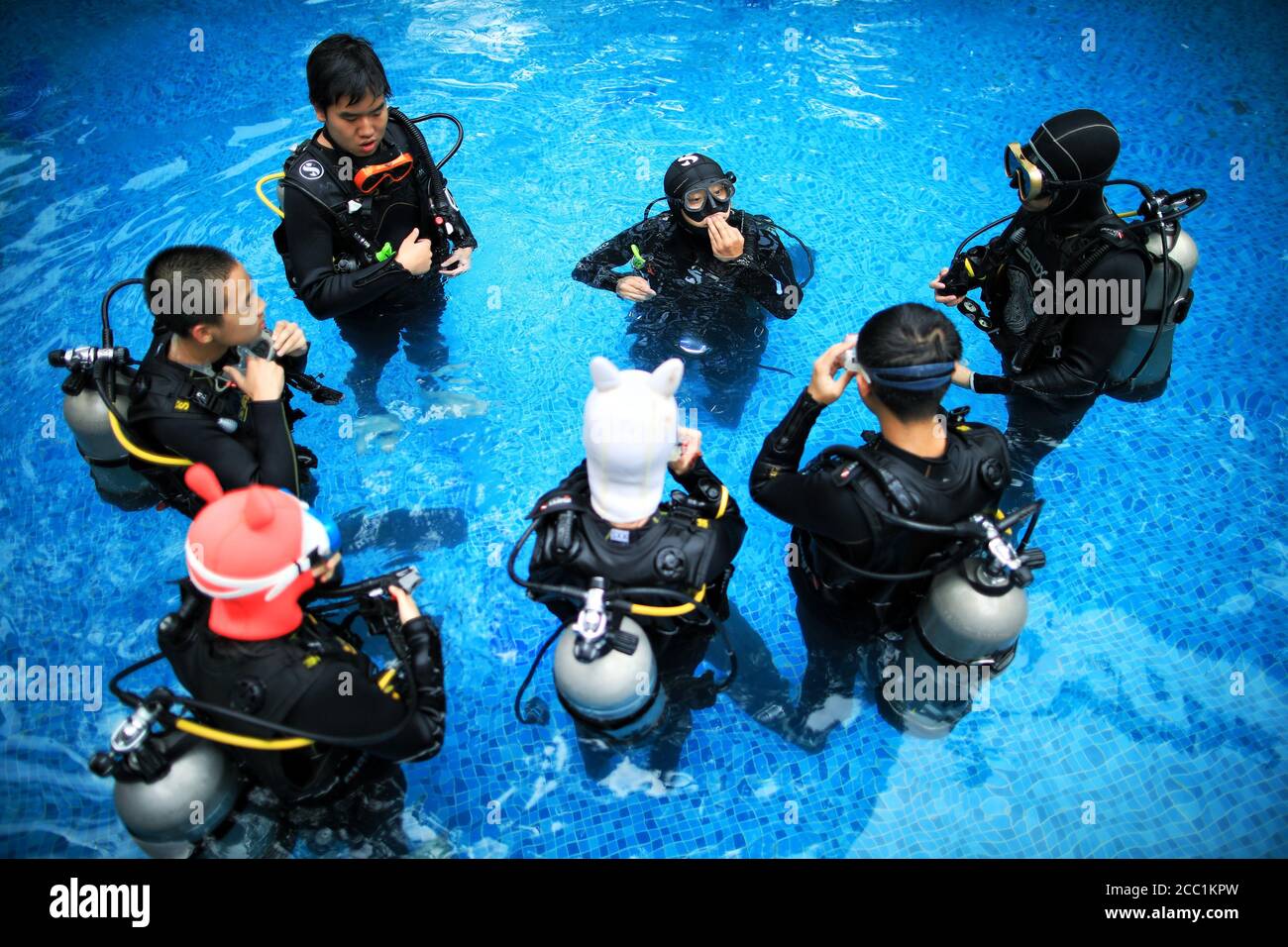 Guiyang, provincia cinese di Guizhou. 17 agosto 2020. I tirocinanti imparano le immersioni subacquee con la guida del loro istruttore di immersione in un club a Guiyang, capitale della provincia di Guizhou, nella Cina sud-occidentale, 17 agosto 2020. Mentre le immersioni subacquee diventano popolari in alcune città di Guizhou, sempre più appassionati di immersioni iniziano a prendere corsi di formazione professionale per ottenere le certificazioni. Credit: Liu Xu/Xinhua/Alamy Live News Foto Stock