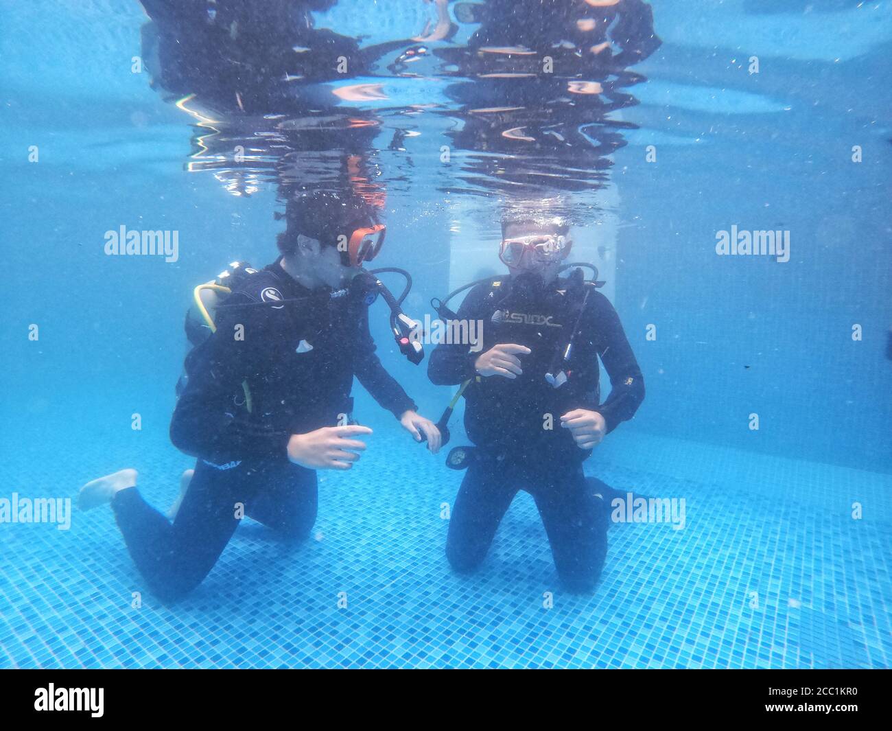 Guiyang, provincia cinese di Guizhou. 17 agosto 2020. Un apprendista impara le immersioni subacquee con la guida del suo istruttore di immersioni in un club a Guiyang, capitale della provincia di Guizhou, nel sud-ovest della Cina, 17 agosto 2020. Mentre le immersioni subacquee diventano popolari in alcune città di Guizhou, sempre più appassionati di immersioni iniziano a prendere corsi di formazione professionale per ottenere le certificazioni. Credit: Liu Xu/Xinhua/Alamy Live News Foto Stock