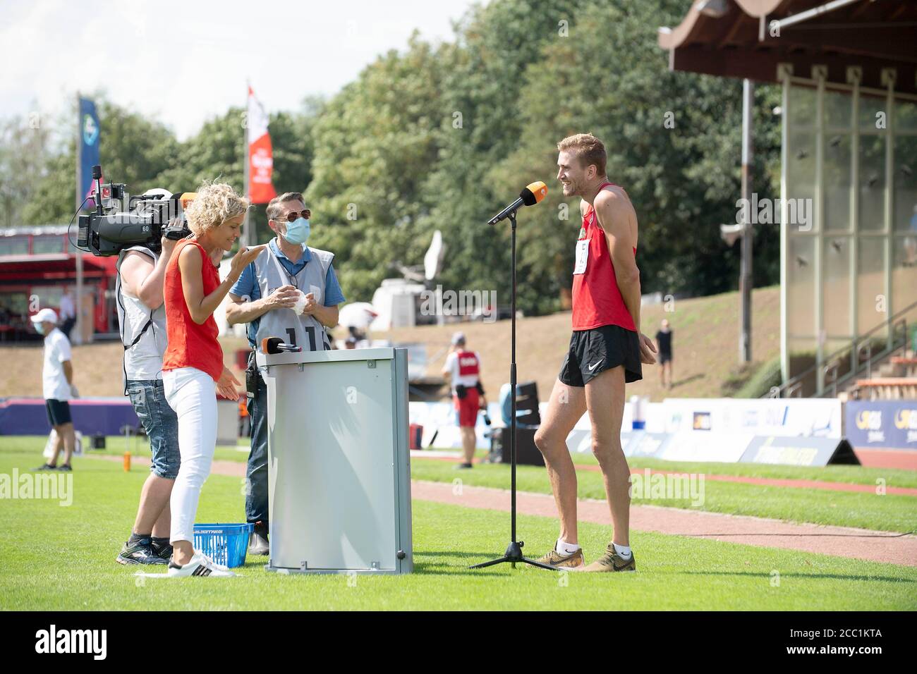 Annika ZIMMERMANN, presentatrice dello sport ZDF, durante l'intervista a Mateusz PRZYBYLKO (TSV Bayer 04 Leverkusen), salto in alto da uomo, atletica vera atleti Classici, il 16 agosto 2020 a Leverkusen / Germania Â | utilizzo in tutto il mondo Foto Stock
