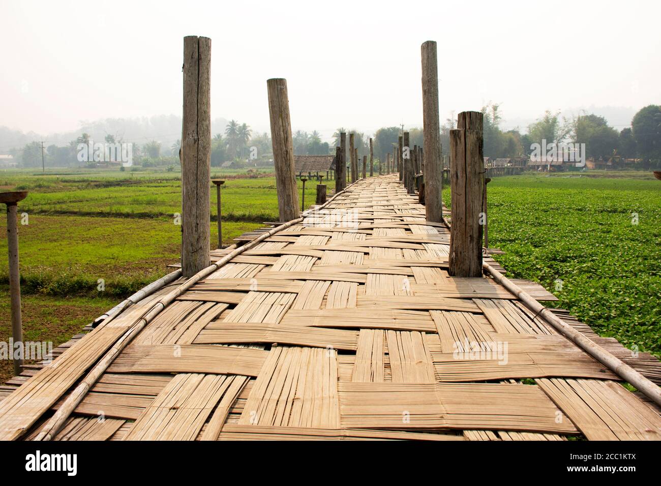 Su Tong Pae ponte in legno di bambù di Wat Phu SA Ma tempio per i thailandesi e viaggi stranieri Mentre PM 2.5 polvere situazione in Ban Kung mai Foto Stock