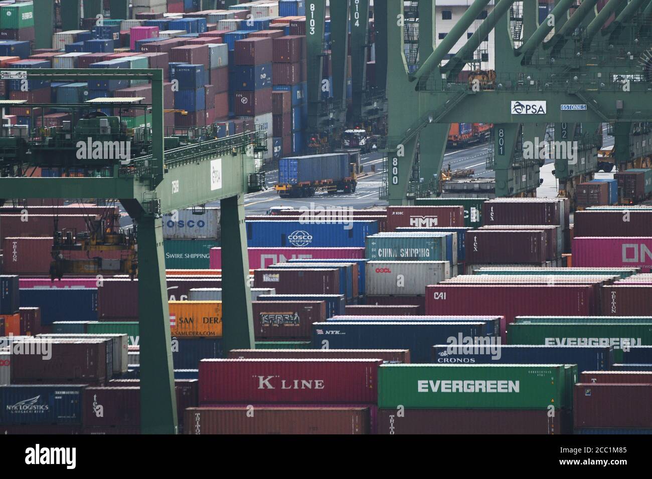 (200817) -- SINGAPORE, 17 agosto 2020 (Xinhua) -- i container sono visti al terminal dei container Pasir Panjang a Singapore il 17 agosto 2020. Le esportazioni nazionali non petrolifere di Singapore (NODX) sono cresciute del 6% su base annua nel mese di luglio, dopo il rivisto aumento del 13.9% nel mese precedente, Enterprise Singapore, un'agenzia governativa, ha annunciato lunedì. (Foto di allora Chih Wey/Xinhua) Foto Stock