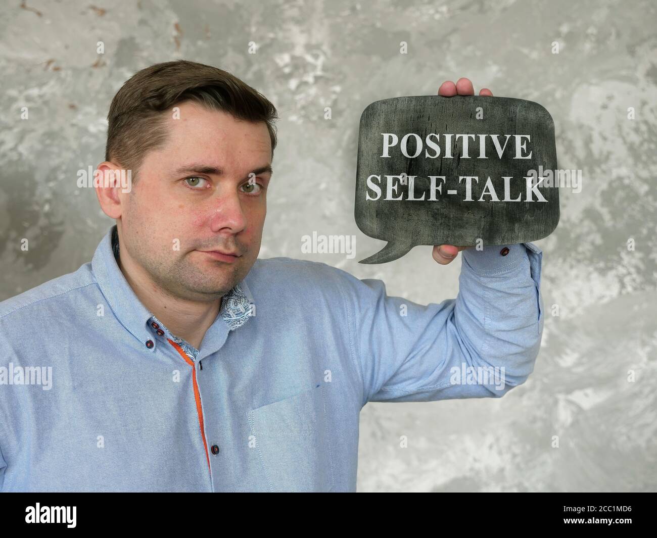 Un'auto-conversazione positiva o una frase parlante sulla piccola lavagna. Foto Stock