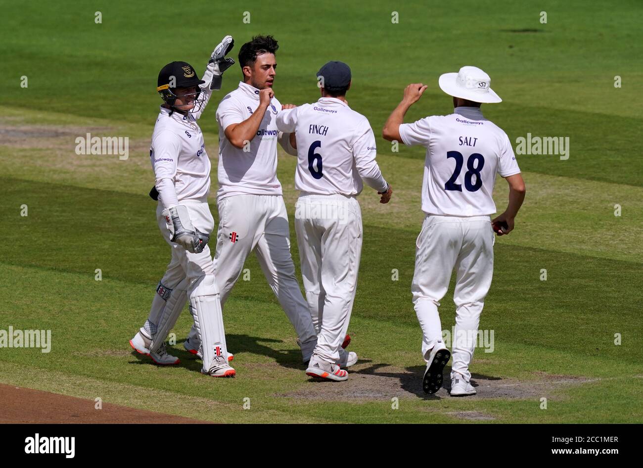 Tom Haines di Sussex (seconda a sinistra) festeggia con i suoi compagni di squadra dopo aver preso il wicket di Ryan ten Doeschate di Essex durante il terzo giorno della partita del Bob Willis Trophy al 1 ° terreno della contea centrale, Hove. Foto Stock