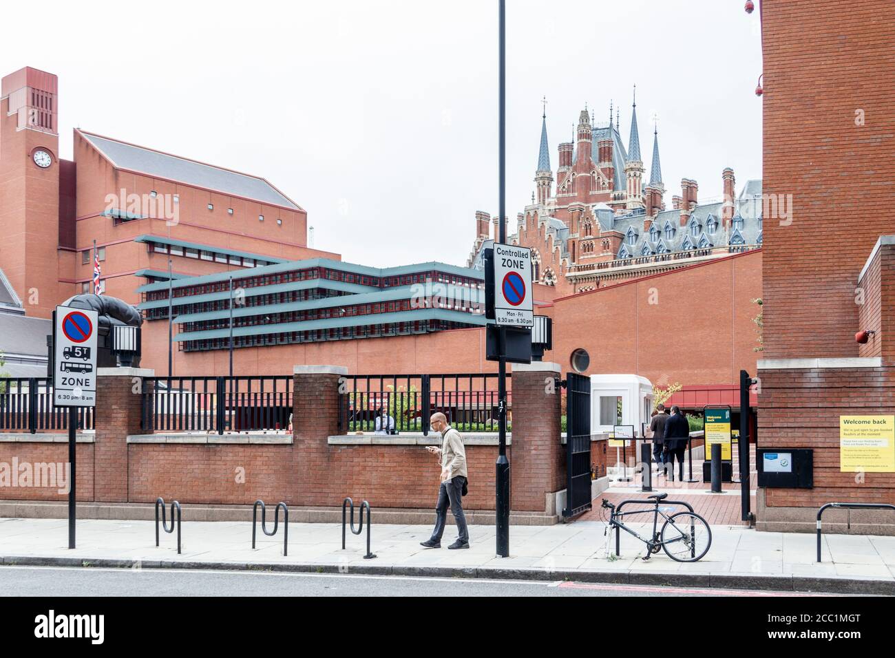 La British Library, aperta di nuovo ai lettori prenotati solo dopo il blocco del coronavirus, Euston Road, Londra, Regno Unito Foto Stock