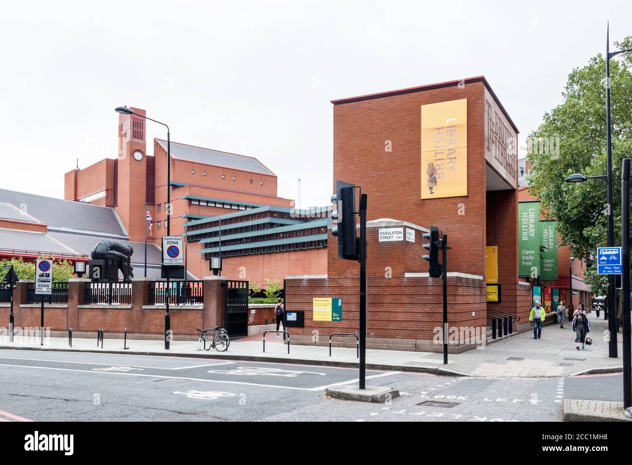 La British Library, aperta di nuovo ai lettori prenotati solo dopo il blocco del coronavirus, Euston Road, Londra, Regno Unito Foto Stock