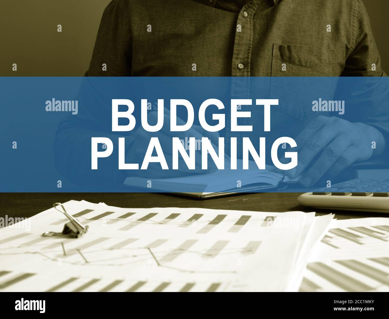 Concetto di pianificazione del budget. Un uomo lavora con i documenti di affari. Foto Stock