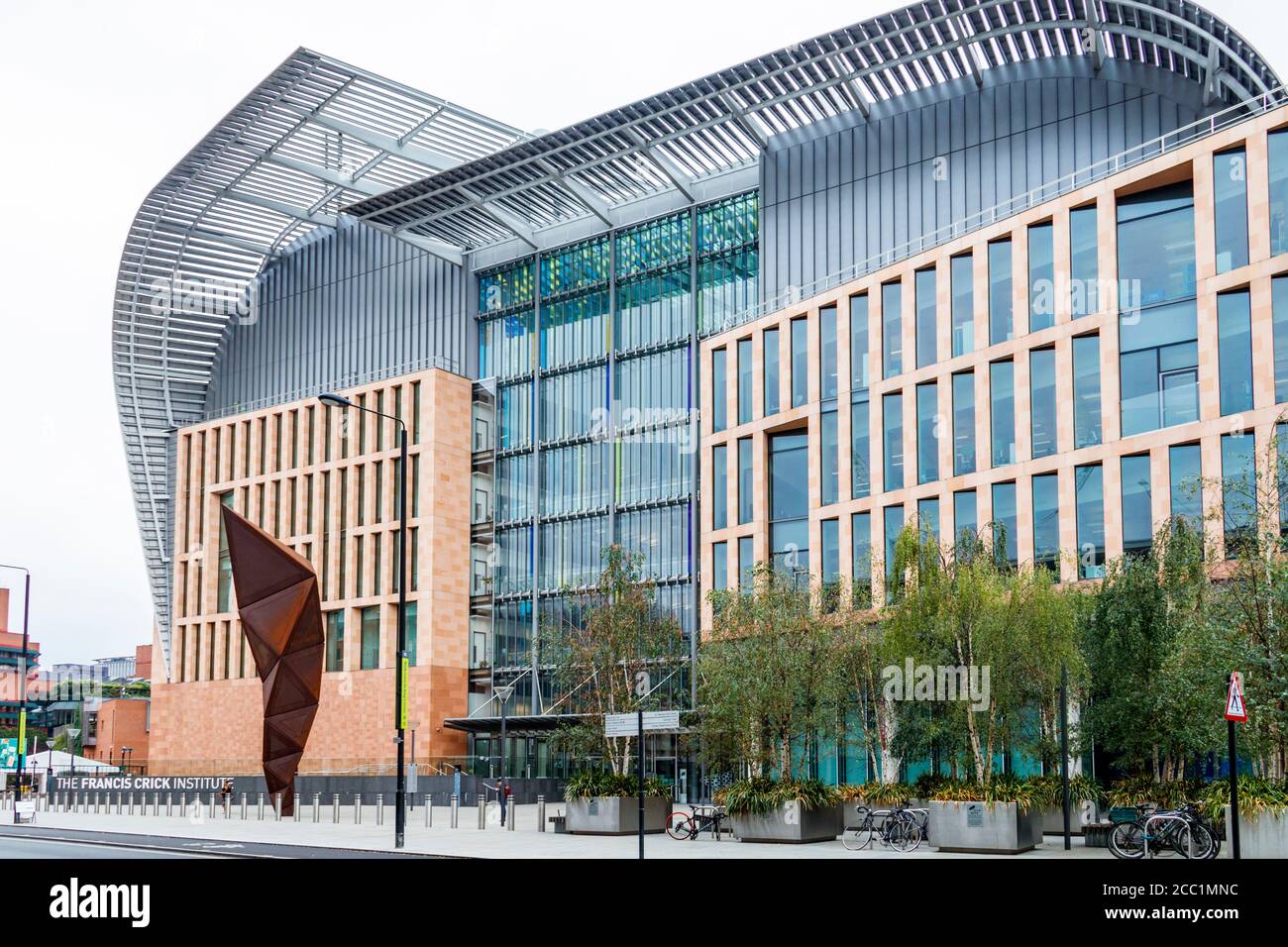 Il Francis Crick Institute, un centro di ricerca biomedica a Londra, fondato nel 2010 e aperto nel 2016, Midland Road, Londra, Regno Unito Foto Stock