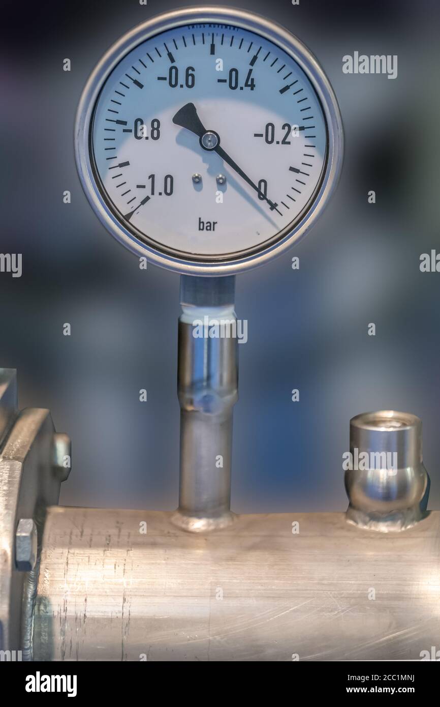 misurazione della pressione con un manometro Foto Stock