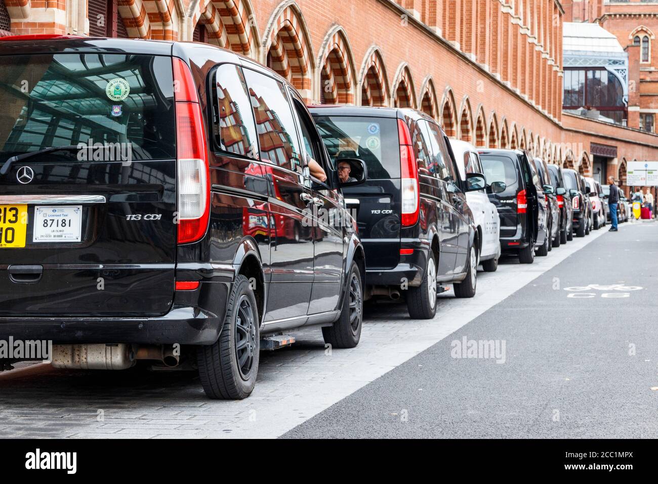 Una fila di taxi di attesa a Londra fuori dalla stazione di St Pancras International su Midland Road, Londra, Regno Unito Foto Stock
