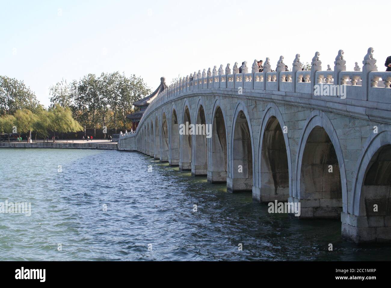 Pechino, Cina - 1 novembre 2016, Ponte dell'Arco di Seventeen nel Palazzo d'Estate Foto Stock