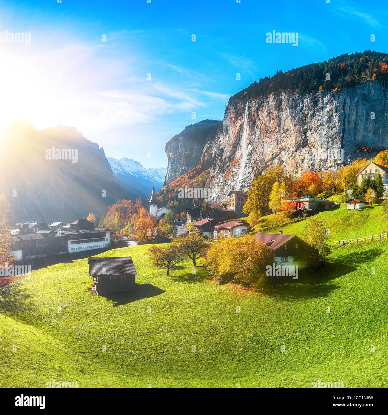 Vista mozzafiato sulla valle di Lauterbrunnen con la splendida cascata di Staubbach e le Alpi svizzere sullo sfondo. Ubicazione: Lauterbrunnen villaggio, Foto Stock