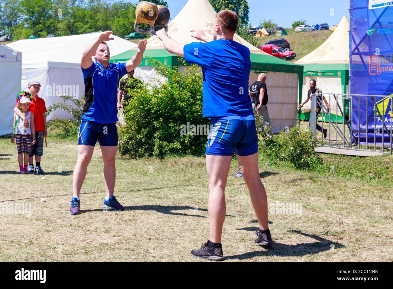 Dnepropetrovsk regione, Ucraina - 2 giugno 2018: Giovani atleti esegue esercizi con manubri durante il festival etno-rock Kozak Fest Foto Stock