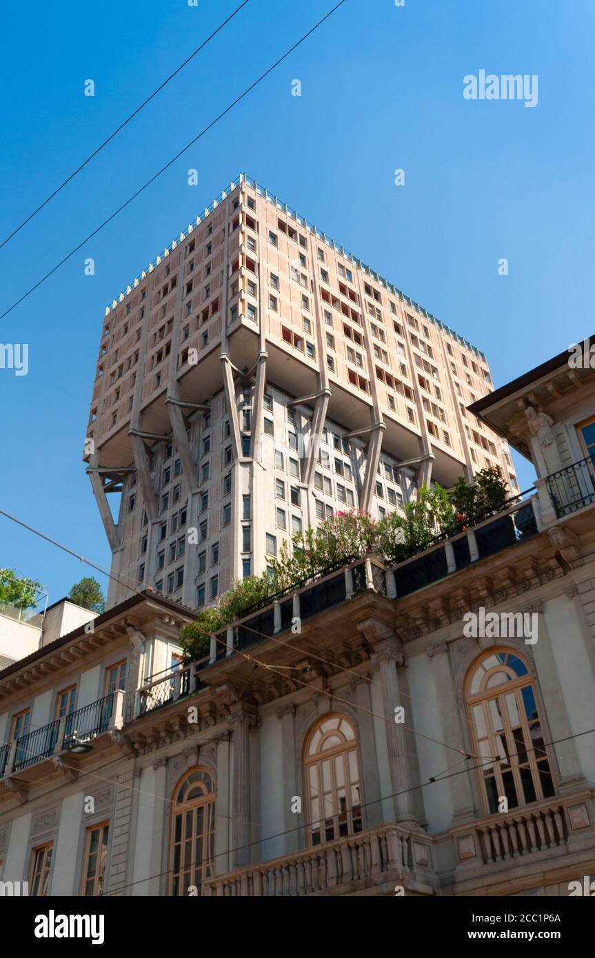 Italia, Lombardia, Milano, Torre Velasca di Studio BBPR Foto Stock