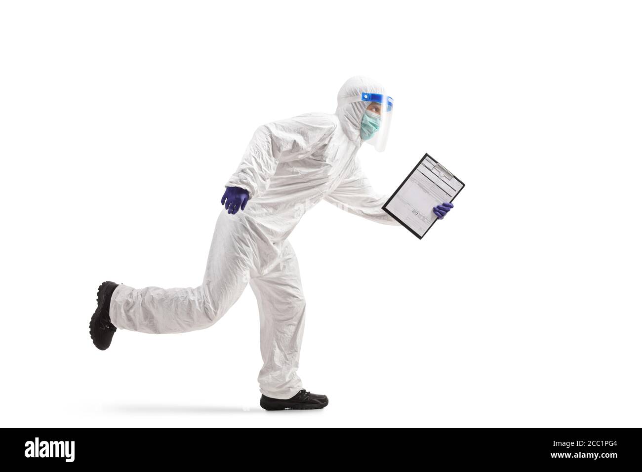 Specialista in una muta a piedi e trasportando una clipboard con un documento isolato su sfondo bianco Foto Stock