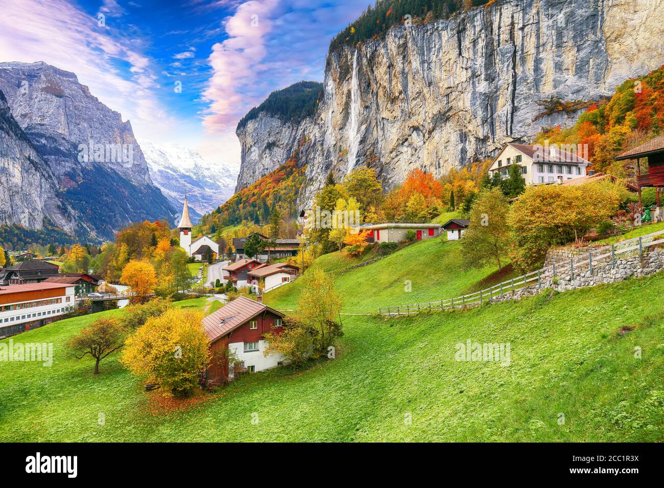 Vista mozzafiato sulla valle di Lauterbrunnen con la splendida cascata di Staubbach e le Alpi svizzere sullo sfondo. Ubicazione: Lauterbrunnen villaggio, Foto Stock