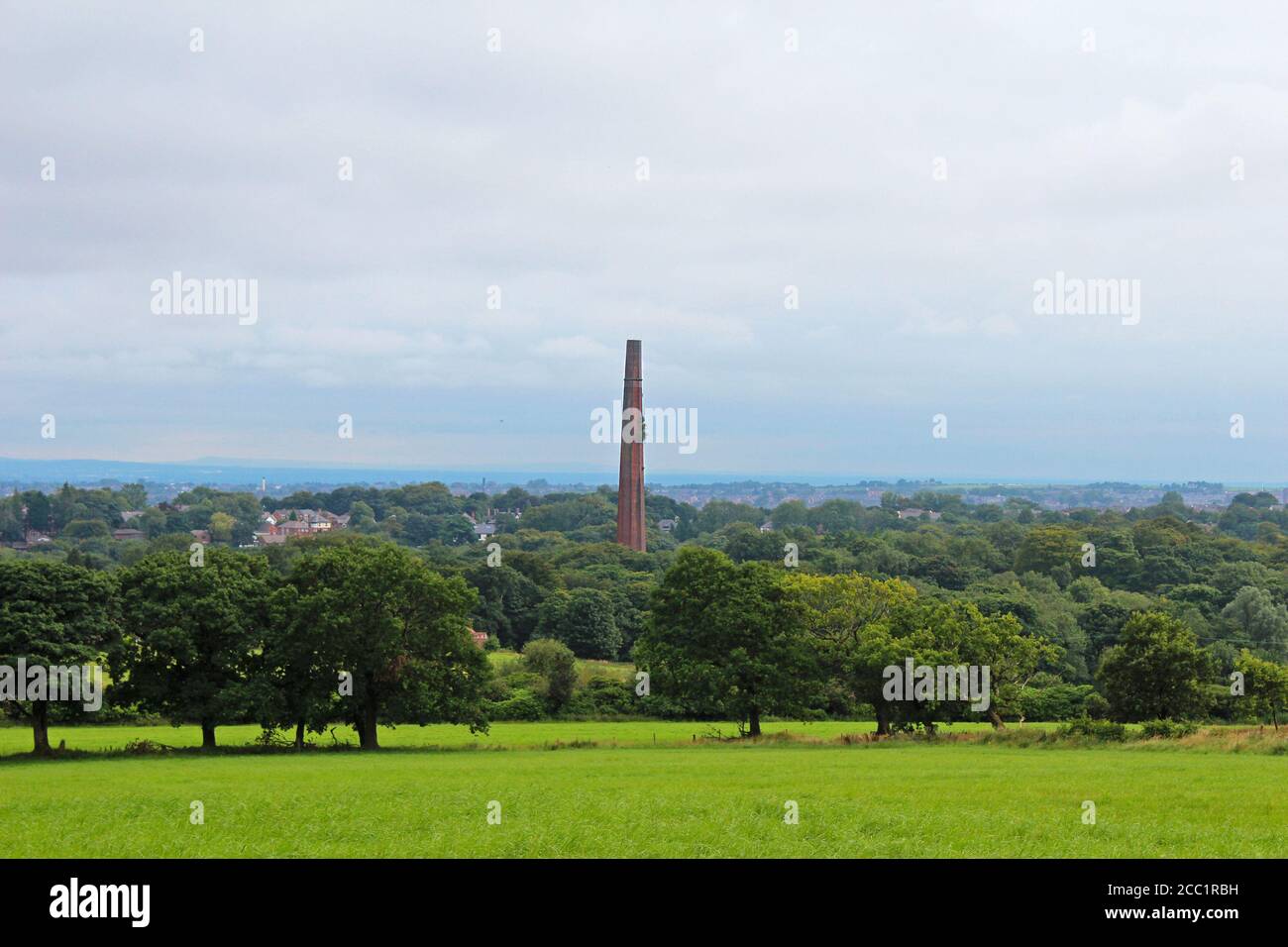 Paesaggi mozzafiato di NW England inc Wigan e Bolton in una giornata nuvolosa con Barrow Bridge Chimney in vista da Winter Hill, Bolton Foto Stock