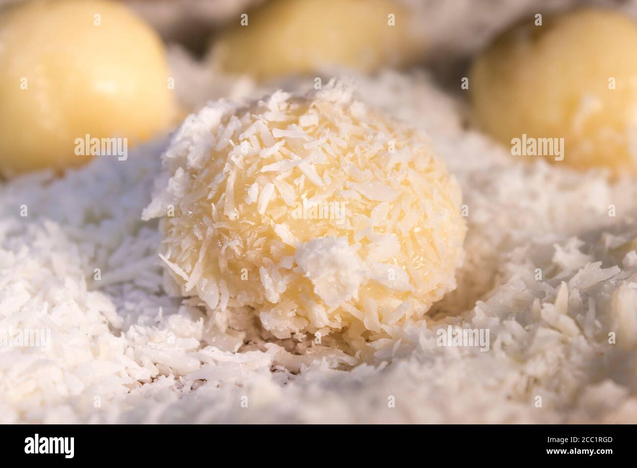 Beijinho, una caramella tradizionale brasiliana più comune per essere server su parti bambini. Foto Stock