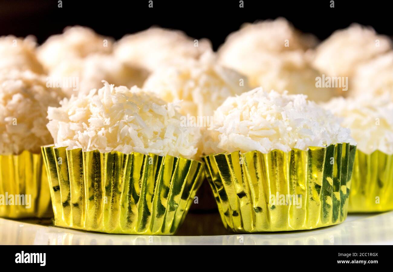 Beijinho, una caramella tradizionale brasiliana più comune per essere server su parti bambini. Foto Stock