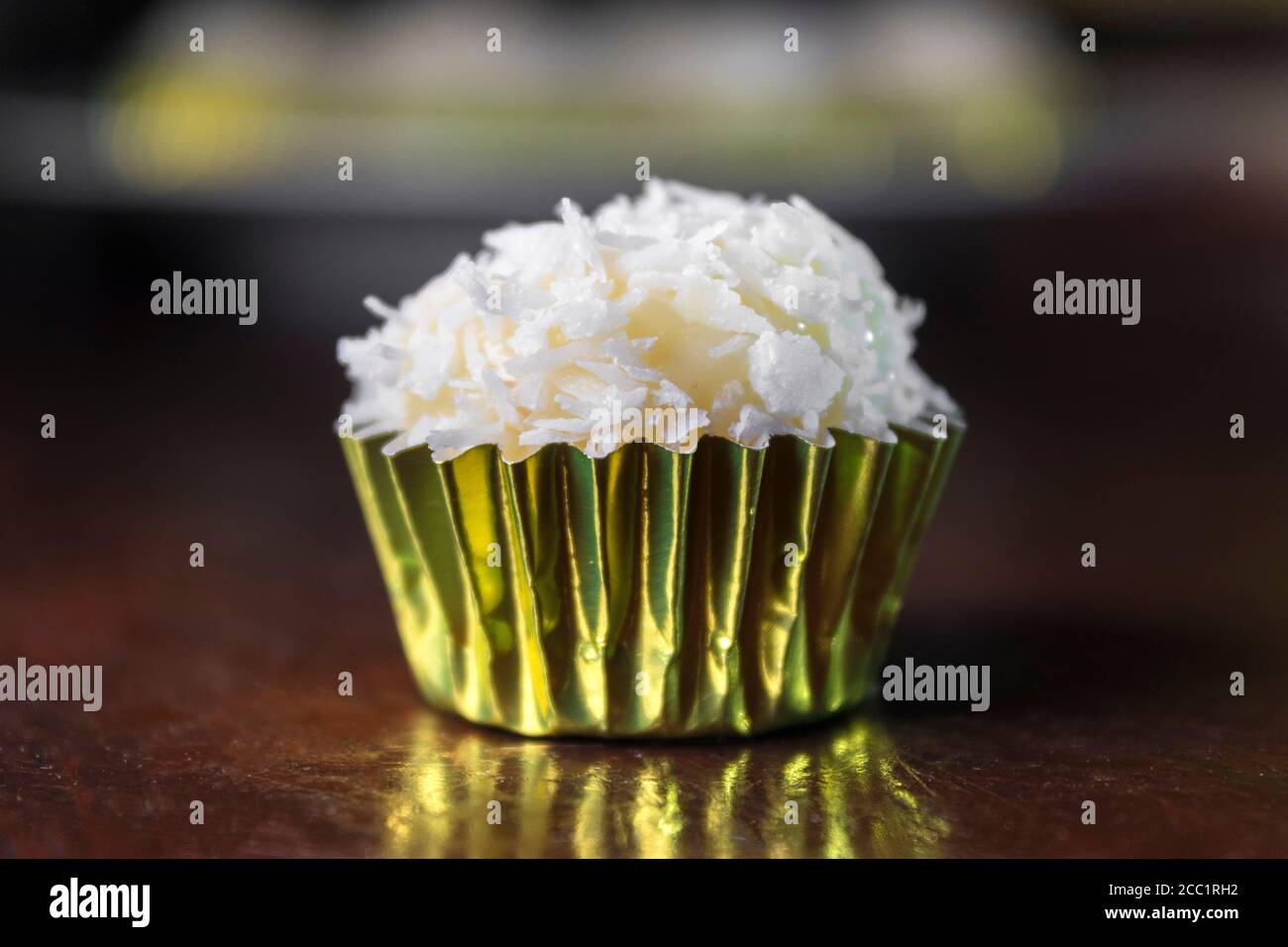 Beijinho, una caramella tradizionale brasiliana più comune per essere server su parti bambini. Foto Stock