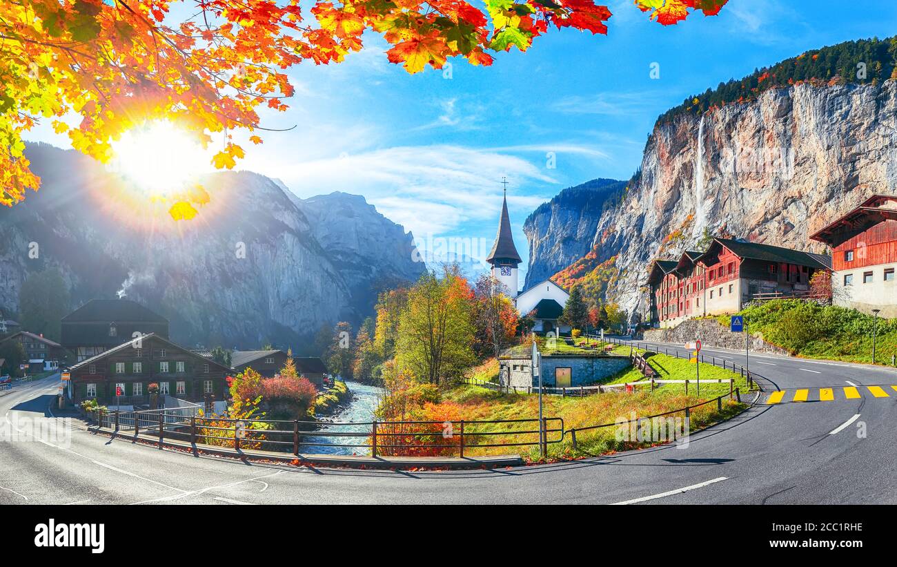 Affascinante vista autunnale della valle di Lauterbrunnen con la splendida cascata di Staubbach e le Alpi svizzere sullo sfondo. Ubicazione: Lauterbrunnen villaggio, Foto Stock