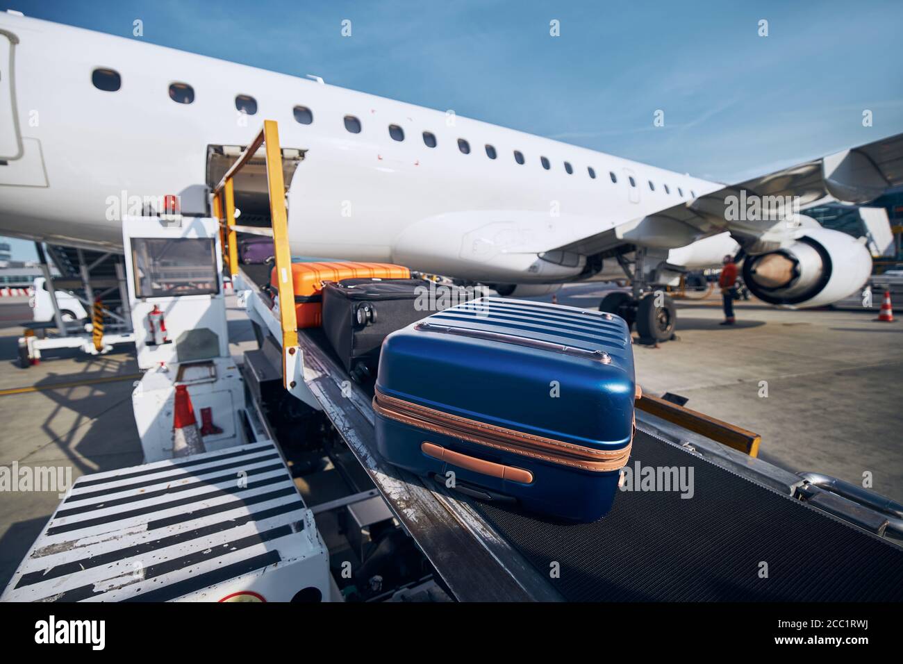 Preparazione prima del volo. Carico di bagagli in aereo all'aeroporto. Foto Stock