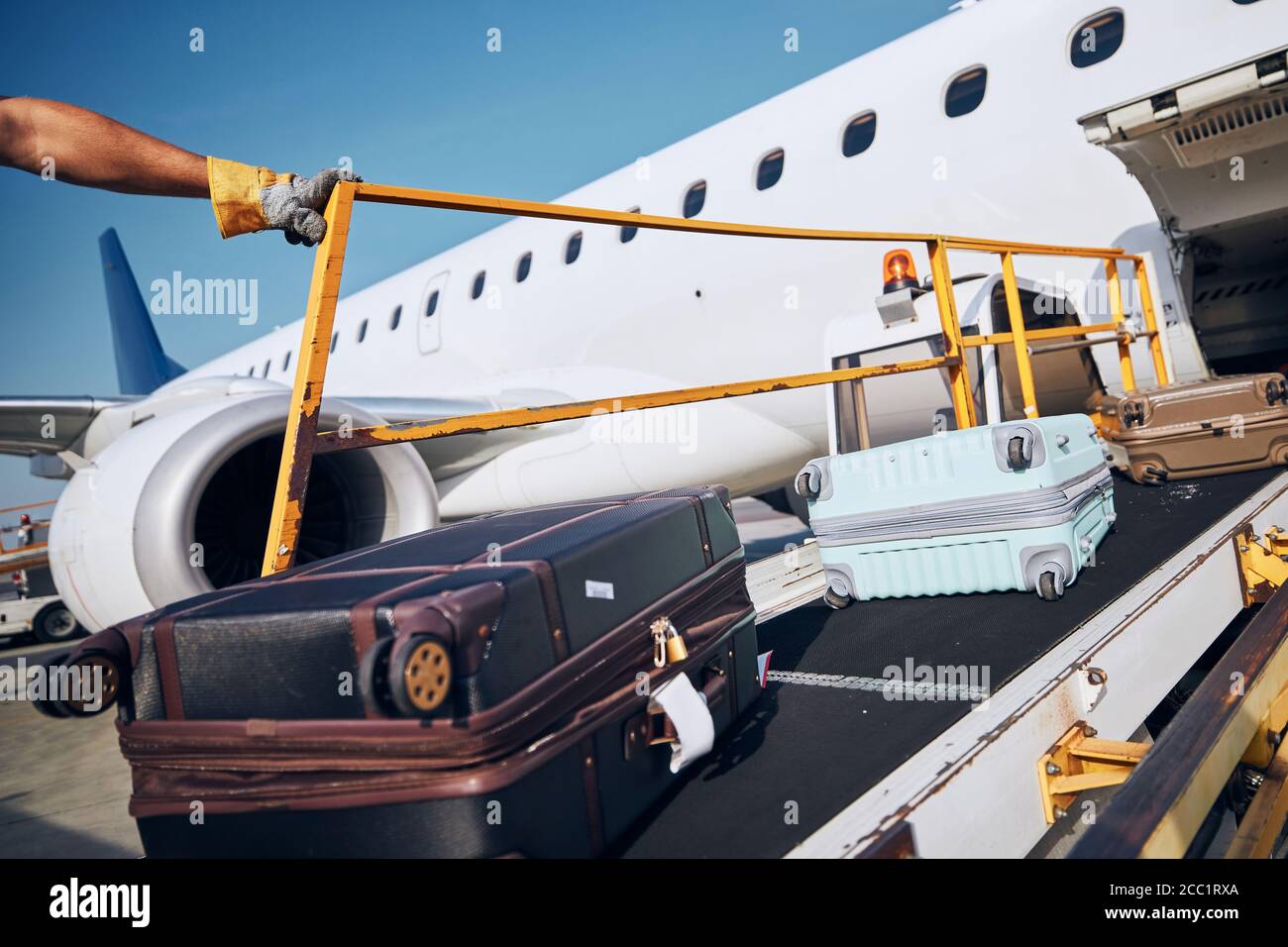 Preparazione prima del volo. Carico di bagagli in aereo all'aeroporto. Foto Stock