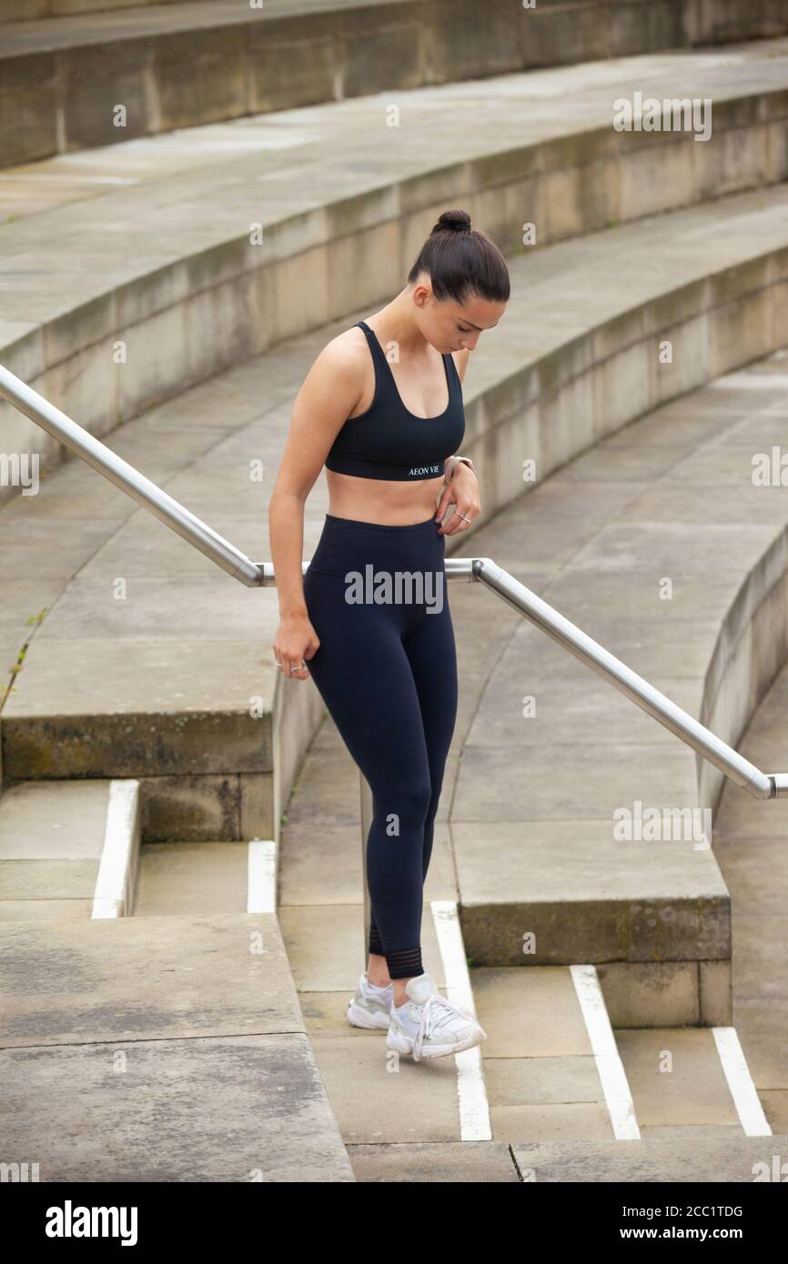 Donna che fa l'allenamento in città Foto Stock
