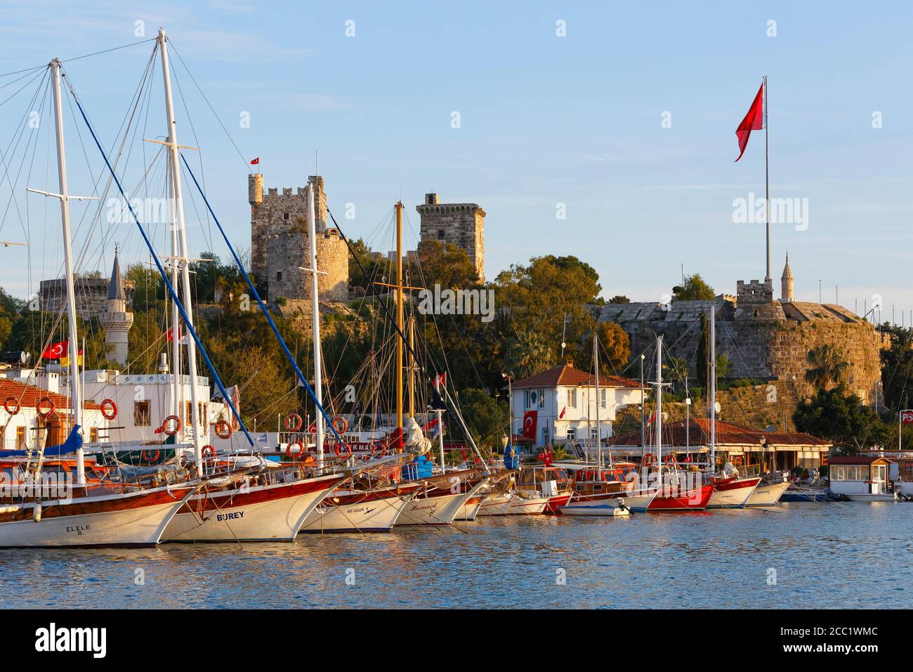 La Turchia, Bodrum, vista del porto turistico e del Castello di San Pietro Foto Stock