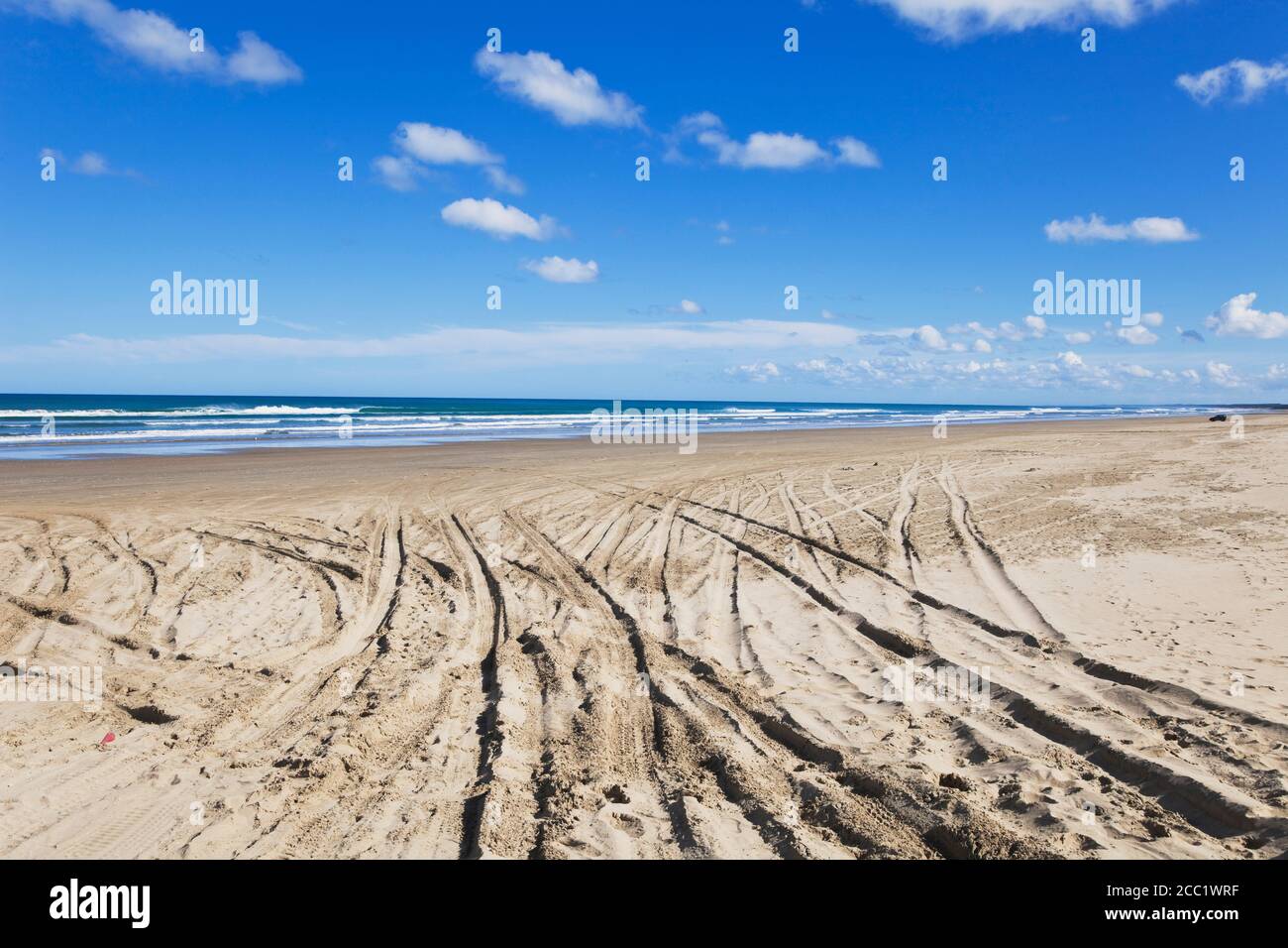 Nuova Zelanda, vista del pneumatico via a novanta miglia di spiaggia Foto Stock