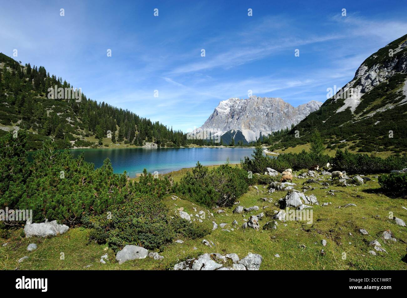 Austria, Tirolo, vista di Seebensee lago e montagna Zugspitze Foto Stock