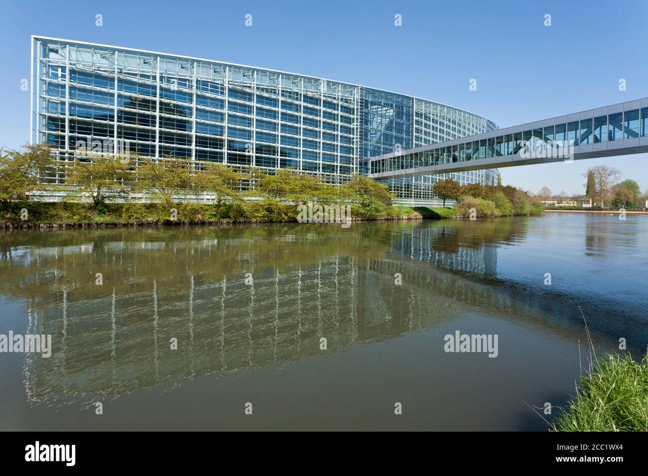 Francia, Alsazia, Strasburgo, vista del Parlamento europeo edificio con l'ill fiume Foto Stock