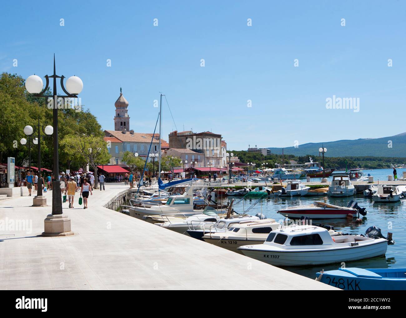 Croazia, Krk, vista del mare Adriatico a isola di Krk Foto Stock