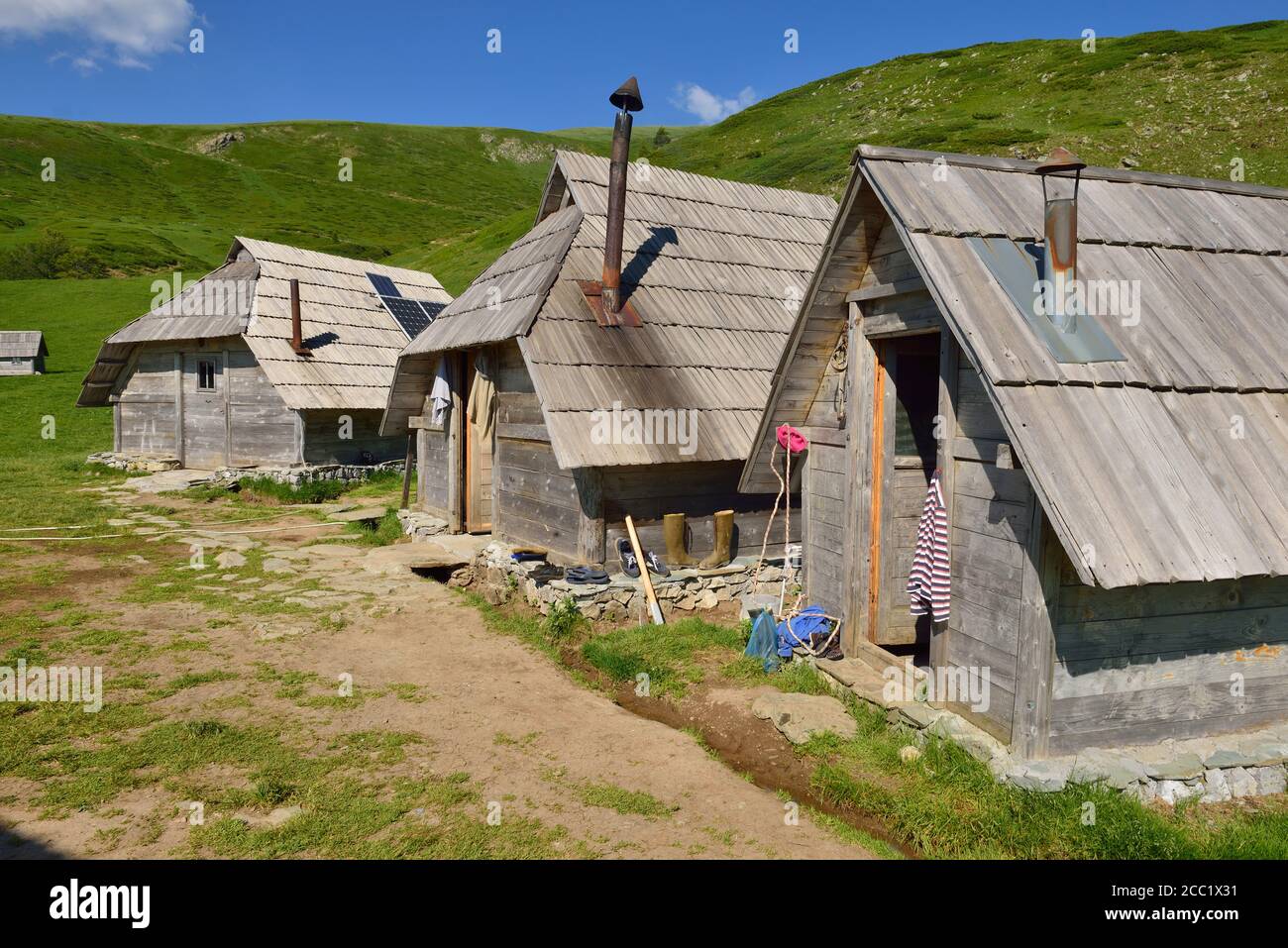 Montenegro, vista delle cabine tradizionali sul pascolo alpino Foto Stock