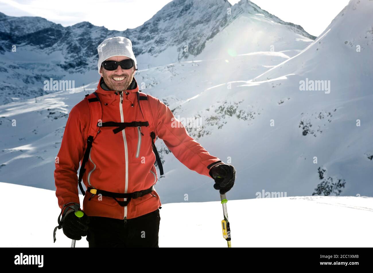 Austria, uomo sciare sul Monte a Salzburger Land, sorridente Foto Stock