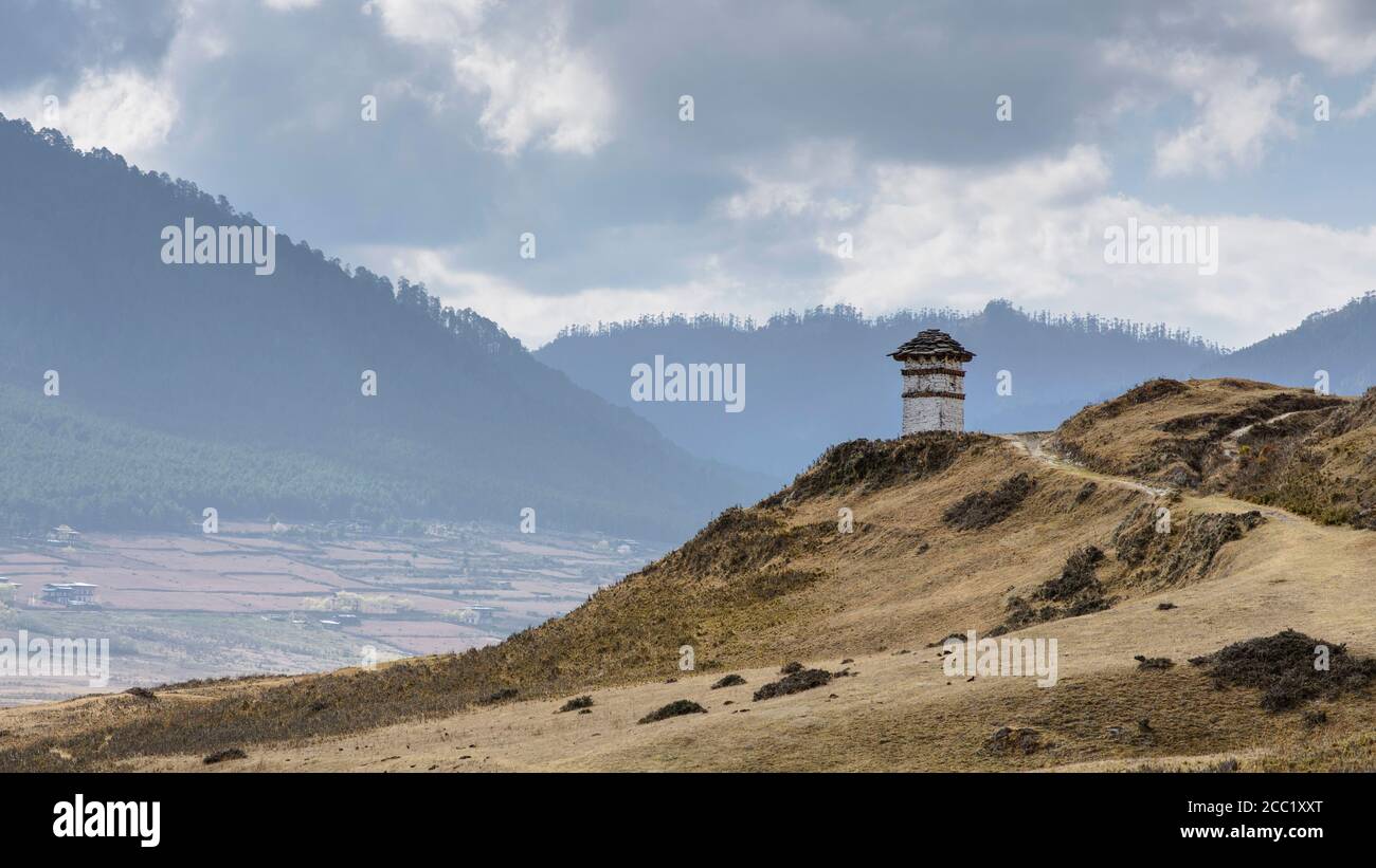 Bhutan, vista del sentiero escursionistico e stupa nella valle di Phobjika Foto Stock