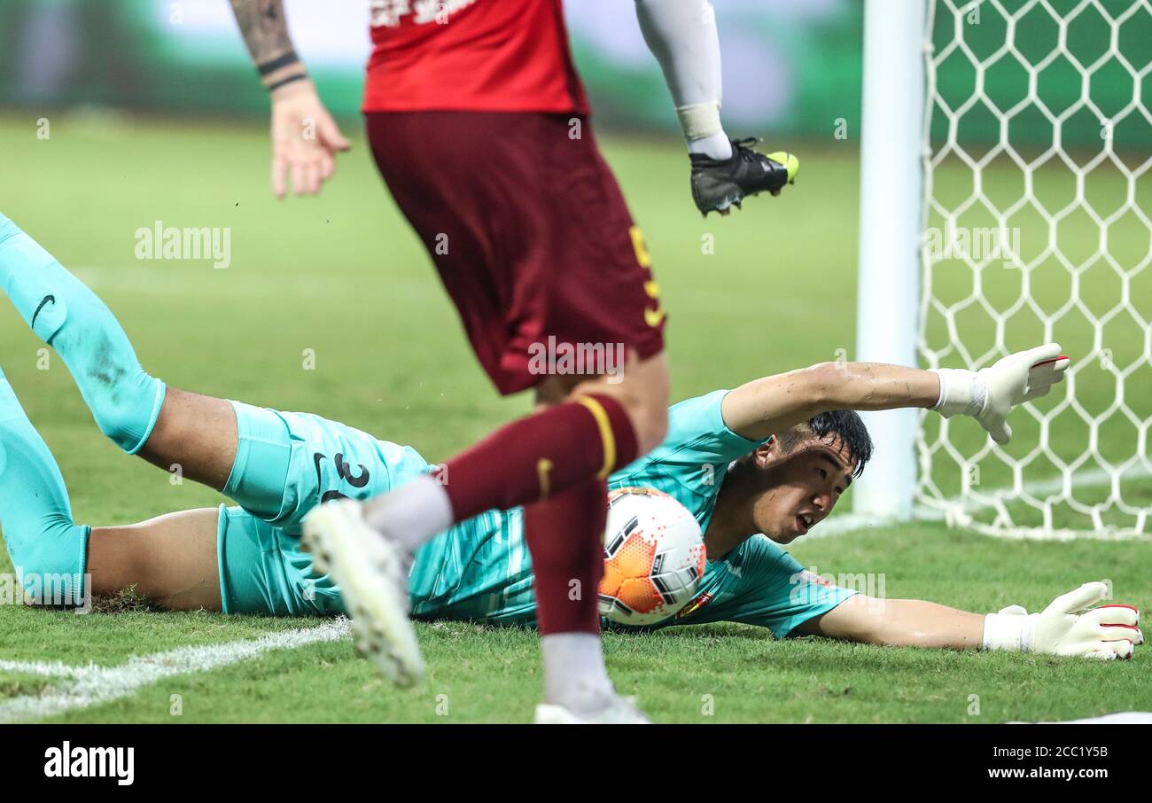 Suzhou(Jiangsu. 17 agosto 2020. Bao Yaxiong (posteriore), portiere di Hebei China Fortune salva la palla durante la quinta partita tra Hebei China Fortune e Tianjin TEDA alla stagione 2020 posticipata della divisione Suzhou della Chinese Football Association Super League (CSL) a Suzhou, provincia di Jiangsu, 17 agosto 2020. Credit: Yang Lei/Xinhua/Alamy Live News Foto Stock