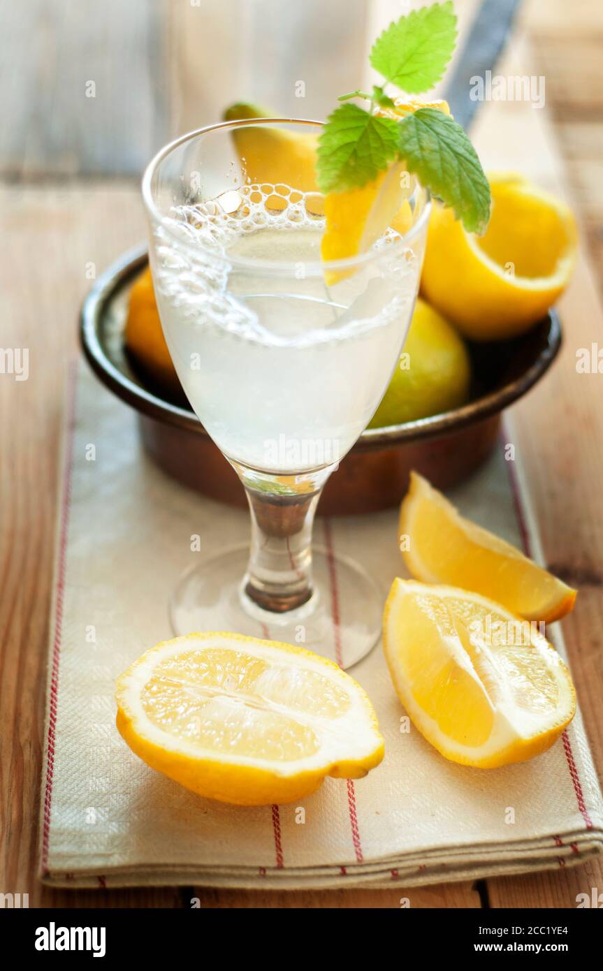 Soda Limone sul tovagliolo con il limone Foto Stock