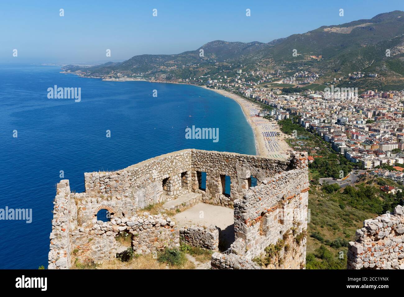 La Turchia, Alanya, vista del castello di Alanya presso la spiaggia di Cleopatra Foto Stock